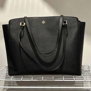 Large black Tory Burch tote. In Great condition.